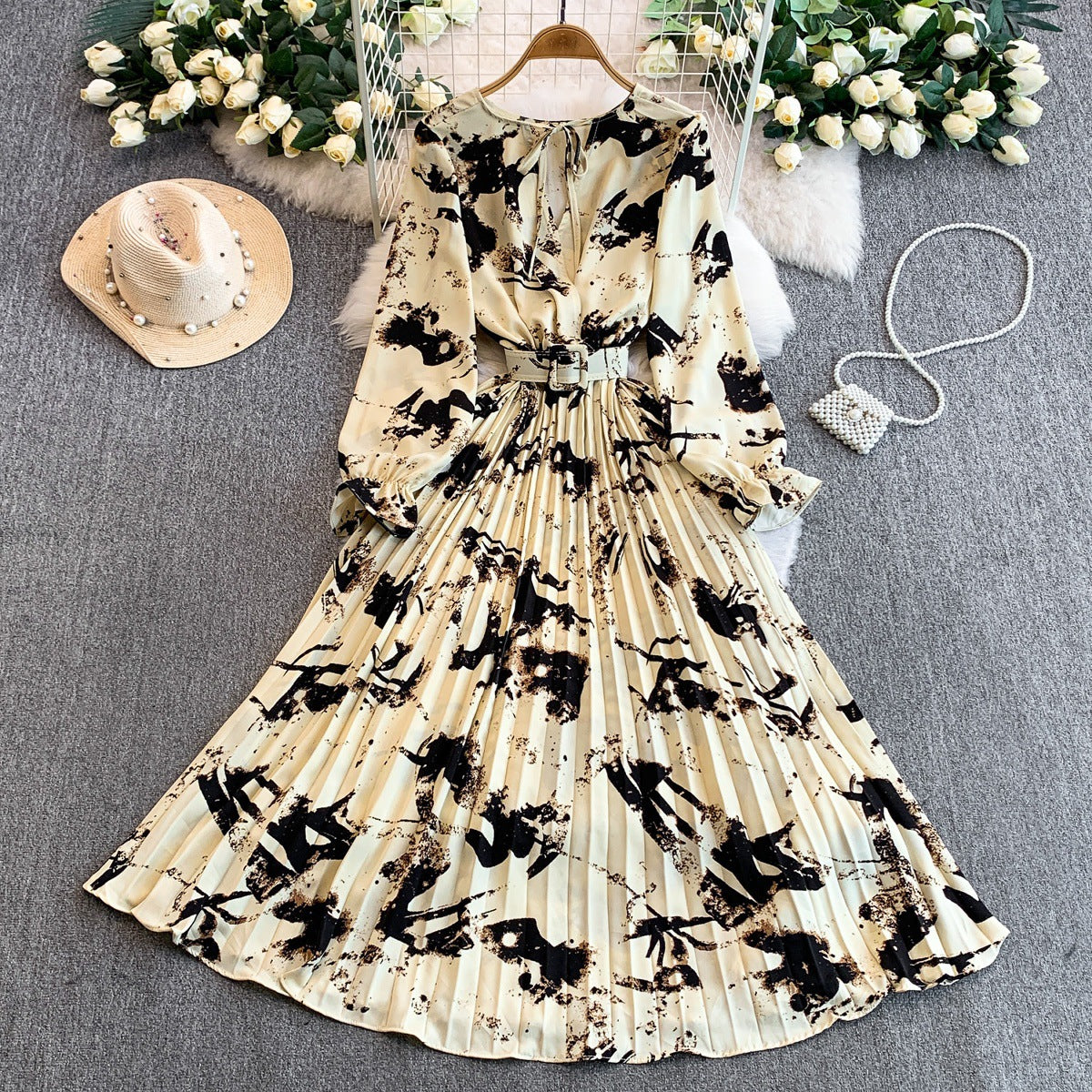 Printed Crew-Neck Dress, Autumnwinter Style With A Cinched Waist, Figure-Flattering Wide Pleated Skirt