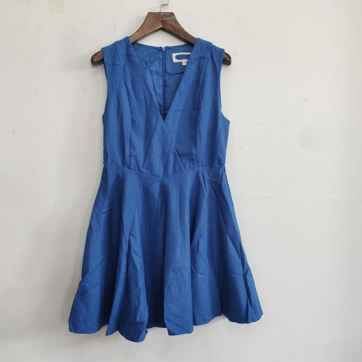 Elegant Sleeveless Figure-Flattering French-Style Skirt With A Cinched Waist And Sophisticated Charm